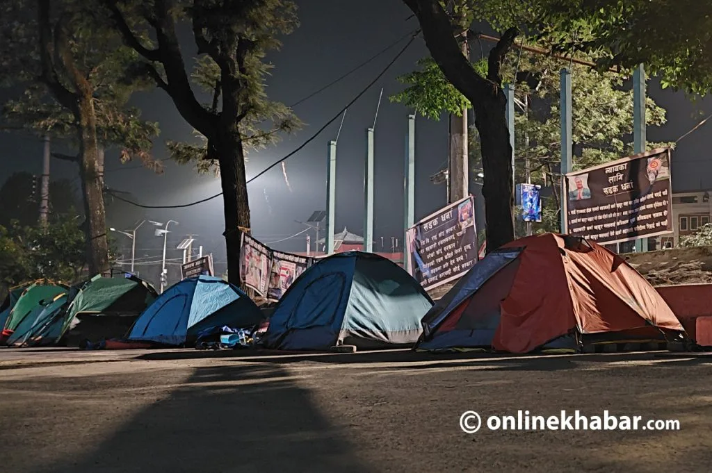 माइतीघर मण्डलामा राति टेन्ट टाँगेर धर्ना बस्न प्रतिबन्ध, प्रहरीद्वारा क्षेत्र खाली गराउन माइकिङ